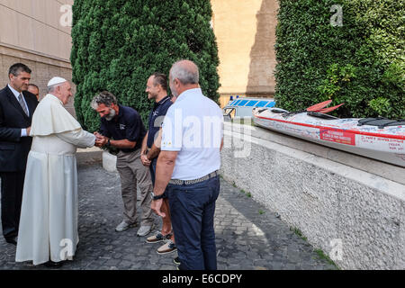 Città del Vaticano. 20 Agosto, 2014. Pellegrini della Lega Navale Italia ha raggiunto il Vaticano da Loreto con un kajak Credito: Davvero Facile Star/Alamy Live News Foto Stock