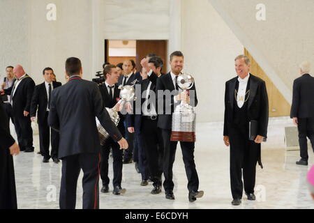 Città del Vaticano. 20 Agosto, 2014. Città del Vaticano Sala Paolo VI xx agosto 2014 Papa Francesco con la squadra di calcio di San Lorenzo Almagro Credito: Davvero Facile Star/Alamy Live News Foto Stock