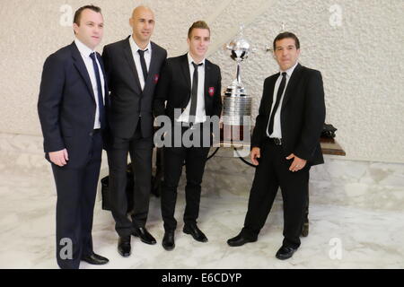 Città del Vaticano. 20 Agosto, 2014. Città del Vaticano Sala Paolo VI xx agosto 2014 Papa Francesco con la squadra di calcio di San Lorenzo Almagro Credito: Davvero Facile Star/Alamy Live News Foto Stock