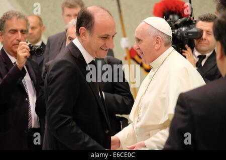 Città del Vaticano. 20 Agosto, 2014. Città del Vaticano Sala Paolo VI xx agosto 2014 Papa Francesco con la squadra di calcio di San Lorenzo Almagro Credito: Davvero Facile Star/Alamy Live News Foto Stock