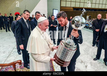 Città del Vaticano. 20 Agosto, 2014. Città del Vaticano Sala Paolo VI xx agosto 2014 Papa Francesco con la squadra di calcio di San Lorenzo Almagro Credito: Davvero Facile Star/Alamy Live News Foto Stock