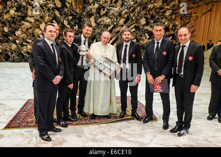 Città del Vaticano. 20 Agosto, 2014. Città del Vaticano Sala Paolo VI xx agosto 2014 Papa Francesco con la squadra di calcio di San Lorenzo Almagro Credito: Davvero Facile Star/Alamy Live News Foto Stock