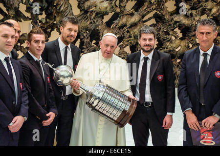 Città del Vaticano. 20 Agosto, 2014. Città del Vaticano Sala Paolo VI xx agosto 2014 Papa Francesco con la squadra di calcio di San Lorenzo Almagro Credito: Davvero Facile Star/Alamy Live News Foto Stock