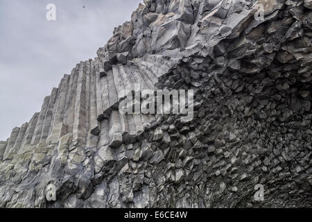 Colonne di basalto reynisfjara beach, Islanda colonne di basalto sono formate da un lento raffreddamento della lava. Foto Stock