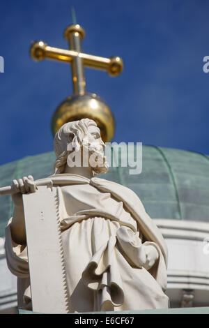 Simone lo zelota raffigurato in possesso di un visto sul tetto di Helsinki Cattedrale Luterana. Foto Stock