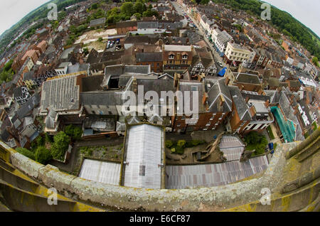 Birds Eye view su Ludlow e la Shropshire Hills dalla parte superiore della Chiesa Parrocchiale di San Lorenzo, Ludlow Foto Stock