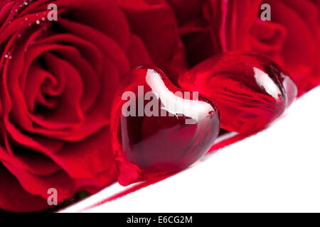 Cuore rosso con rose fiori, la messa a fuoco in primo piano Foto Stock