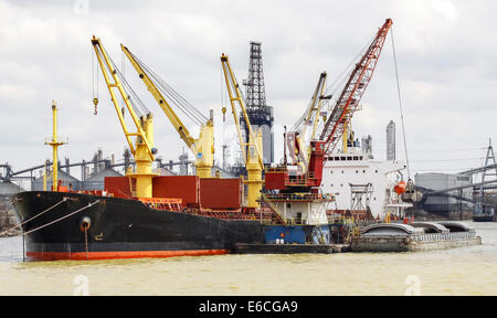 Nave cargo carico nel porto. Foto Stock