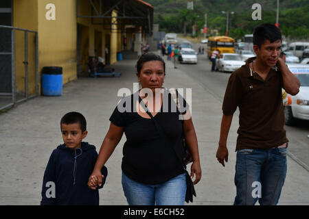 San Pedro Sula, Cortez, Honduras. 28 Luglio, 2014. Sandra Herrera, centro lascia San Pedro Sula con suo figlio Alex Fernando, 17, destra, che fu deportato ore prima dal Messico, dove le autorità stanno intensificando gli sforzi per contrastare i migranti honduregno di raggiungere gli Stati Uniti Lungo con Fernando preferito del fratello John Terry, 5, sinistra, i capi famiglia torna a casa per un futuro incerto in uno di Tegucigalpa è più violento dei quartieri. © Miguel Juarez Lugo/ZUMA filo/Alamy Live News Foto Stock