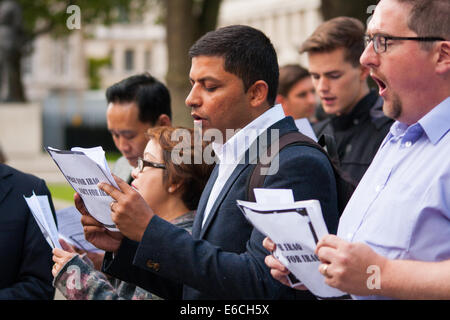 Londra, Regno Unito. 20 Agosto, 2014. Nella scia della esecuzione di journaist americano James Foley, un piccolo gruppo di cristiani tenere una veglia di preghiera e di protesta fuori dai cancelli di Downing Street, contro l'uccisione di migliaia di cristiani, Yezidis e gruppi di minoranza da uno Stato islamico jihadisti. Credito: Paolo Davey/Alamy Live News Foto Stock