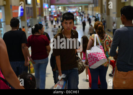 San Pedro Sula, Cortez, Honduras. 28 Luglio, 2014. Alex Fernando Herrera, 17, passeggiate attraverso un bus dalla stazione di San Pedro Sula ore dopo che egli è stato espulso dal Messico, dove le autorità sono potenziare gli sforzi per ruotare indietro honduregni bambini che cercano di fare per gli Stati Uniti Herrera si affaccia ora di andare a casa di una delle più violente di quartieri della capitale honduregno di Tegucigalpa, dove egli è caduto dalla High School per occuparsi di un figlio neonato. © Miguel Juarez Lugo/ZUMA filo/Alamy Live News Foto Stock