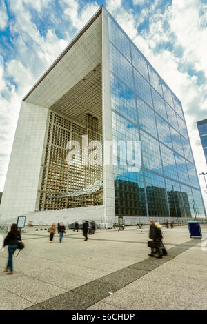La Grande Arche de la Fraternite è un monumento e la costruzione nel quartiere degli affari di La Defense e nel comune di Puteaux Foto Stock