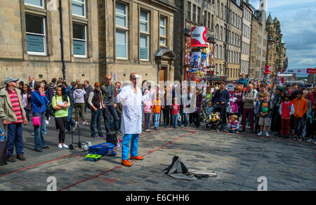 Gli artisti interpreti o esecutori della frangia di intrattenere e promuovere il loro show in High Street, Edimburgo Foto Stock