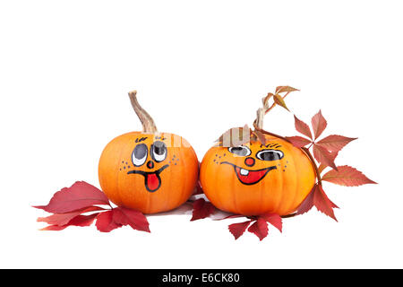 Zucche di Halloween con foglie di autunno isolato su bianco Foto Stock