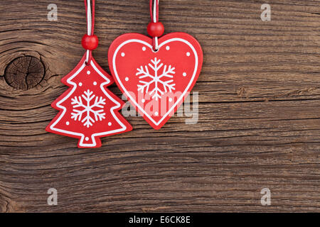 Decorazione di natale su sfondo di legno con spazio libero per il testo Foto Stock