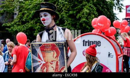 Gli artisti interpreti o esecutori della frangia di intrattenere e promuovere il loro show in High Street, Edimburgo Foto Stock