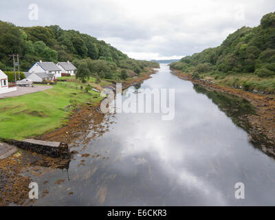 Vista da Clachan Bridge (ponte sopra l'atlantico), Isle of Seil, Scozia Foto Stock