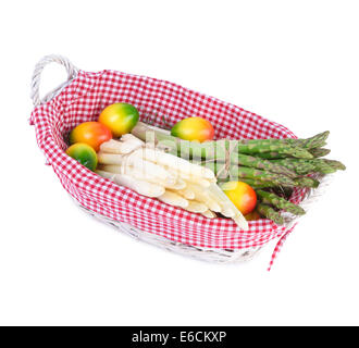 Gli asparagi vegetale in un cesto decorato con le uova di Pasqua Foto Stock
