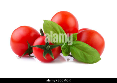Pomodorini con foglia di basilico isolato su bianco Foto Stock