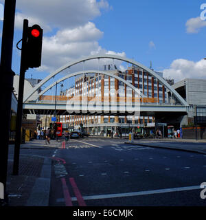 Semaforo rosso e ponte ferroviario su Shoreditch High Street, Londra Foto Stock
