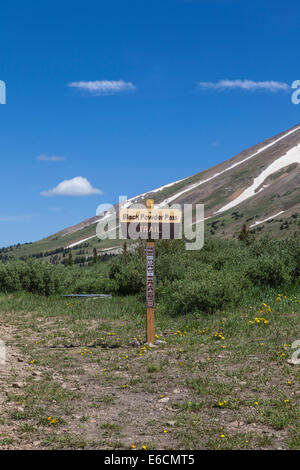 Segno sulla Boreas Pass Road in Colorado. Il Denver, South Park e Pacific Narrow Gauge Railroad una volta servita questa zona. Foto Stock