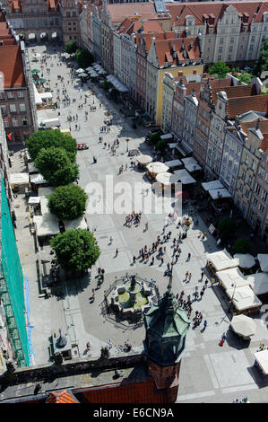 Vista dal municipio di Ratusz Glownego sul mercato lungo (Dlugi Targ) in Gdansk, Polonia, Europa Foto Stock