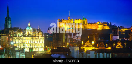 Edimburgo di notte. Il Castello, il tumulo, Bank of Scotland. Accesa Foto Stock