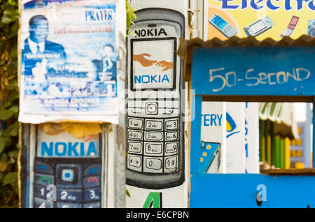 Telefono cellulare pubblicità in tutta la zona di Gulu nel nord Uganda. Uso del telefono cellulare è in aumento con pubblicità ovunque. Foto Stock