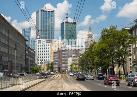 Grattacieli, edifici per uffici e il Palazzo della Cultura e della scienza. Vista da via Nowowiejska in Varsavia POLONIA Foto Stock