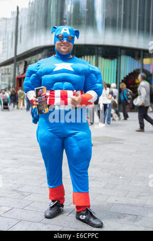 Captain America foglietto a tema distributore nel cuore di Leicester Square, Regno Unito Foto Stock