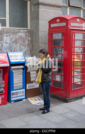 Quotidiani disponibili per Londra la popolazione cinese. Prese a Chinatown, London, Regno Unito Foto Stock