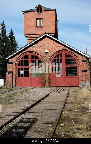 Il vecchio edificio di mattoni di Deposito locomotive con finestre ad arco Foto Stock