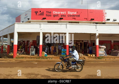 Telefono cellulare pubblicità in tutta la zona di Gulu nel nord Uganda. Uso del telefono cellulare è in aumento con pubblicità ovunque. Foto Stock