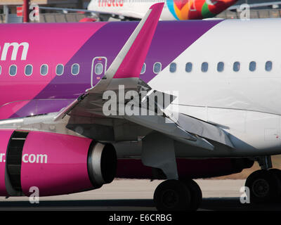 Close-up di 'sharklet' o aletta (capovolti wingtip estensione) su un Airbus A320 narrowbody jet del passeggero Foto Stock