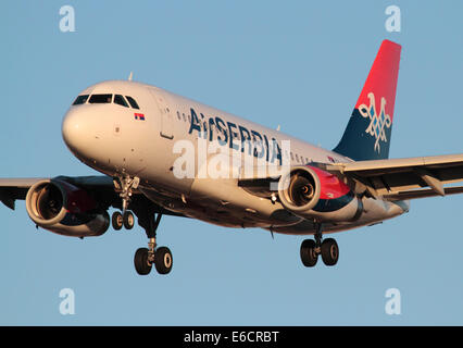 Primo piano di un'aria Serbia Airbus A319 aereo di linea sulla rotta di avvicinamento al tramonto Foto Stock