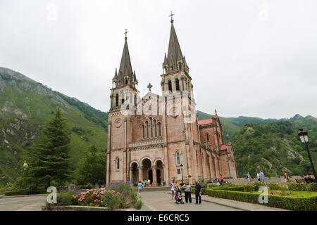COVADONGA, Spagna - Luglio 16, 2014: Basilica di Santa Maria la Real di Covadonga, una famosa chiesa di Picos de Europa, Asturias Foto Stock