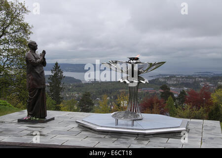 Statua di Sri Chinmoy e pace eterna fiamma sopra la città di Oslo a Holmenkollen Foto Stock