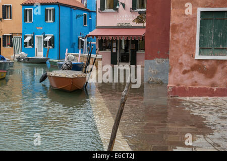 Il canale principale inizia a traboccare e flood sull isola di Burano nella Laguna veneziana. Foto Stock