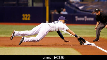 Agosto 20, 2014 - San Pietroburgo, Florida, Stati Uniti - Sarà VRAGOVIC | Orari.Tampa Bay Rays primo baseman James Loney (21) non è in grado di rendere la struttura di pinza su un doppio da Detroit Tigers designato hitter Victor Martinez (41) cui i punteggi primo baseman Miguel Cabrera (24) nel primo inning durante il Detroit Tigers a Tampa Bay Rays in campo Tropicana a San Pietroburgo, Fla. Mercoledì 20 Agosto, 2014. (Credito Immagine: © sarà Vragovic/Tampa Bay volte/ZUMA filo) Foto Stock