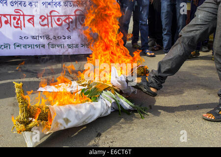 India. 20 agosto 2014. Tutti gli studenti Assam' Union (AASU) membri masterizzare l'effige di Assam Chief Minister, Tarun Gogoi in Sivasagar, Assam in segno di protesta contro l'incidente di sparare sulle persone a Rangajan nel distretto di Golaghat dalla polizia Assam . Questi studenti esige anche la tutela delle persone che vivono nella zona di confine. Credito: Luit Chaliha/Pacific Press/Alamy Live News Foto Stock