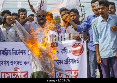 India. 20 agosto 2014. Tutti gli studenti Assam' Union (AASU) membri masterizzare l'effige di Assam Chief Minister, Tarun Gogoi in Sivasagar, Assam in segno di protesta contro l'incidente di sparare sulle persone a Rangajan nel distretto di Golaghat dalla polizia Assam . Questi studenti esige anche la tutela delle persone che vivono nella zona di confine. Credito: Luit Chaliha/Pacific Press/Alamy Live News Foto Stock