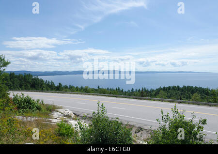 Autostrada lungo acque blu del lago Superior shore Foto Stock