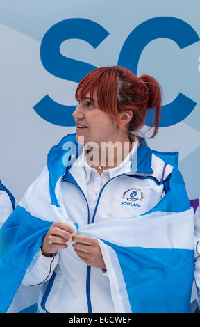 Kirsty diritto, discus thrower, avvolto in si intraversa in George Square alla fine del Team Scozia sfilano per Glasgow. Foto Stock