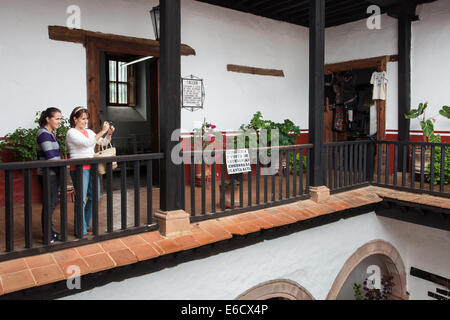 I turisti per scattare foto in una sola volta patio e una raccolta di negozi di artigianato in Patzcuaro Michoacan,, Messico. Foto Stock