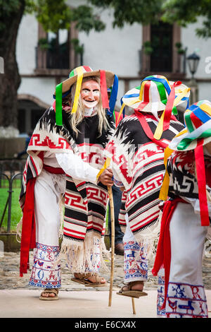 Purepecha ballerini eseguono le danze popolari della vecchia gli uomini sulla Plaza in Patzcuaro Michoacan,, Messico. Foto Stock