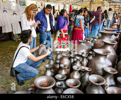 Gli amanti dello shopping a discutere su un acquisto di vasi di argilla in un mercato in Patzcuaro Michoacan,, Messico. Foto Stock