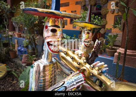 Un paio di legno scheletrico musicisti suonano musica durante il giorno dei morti festeggiamenti in Patzcuaro Michoacan,, Messico. Foto Stock