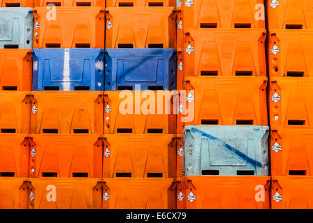 Immagine astratta di pesce arancione di contenitori ad un pesce fabbrica di imballaggio a Vancouver in Canada Foto Stock