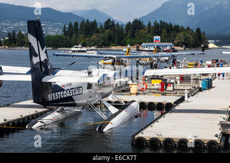 Idrovolanti ancorata al galleggiante-piano terminale a Vancouver in Canada Foto Stock