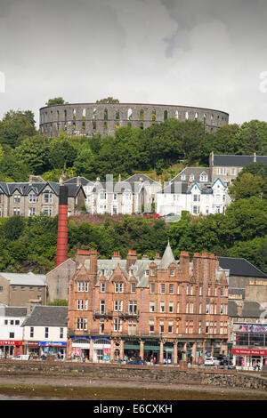 Oban fronte mare, Scozia, con McCaigs Tower sulla cima della collina. Foto Stock